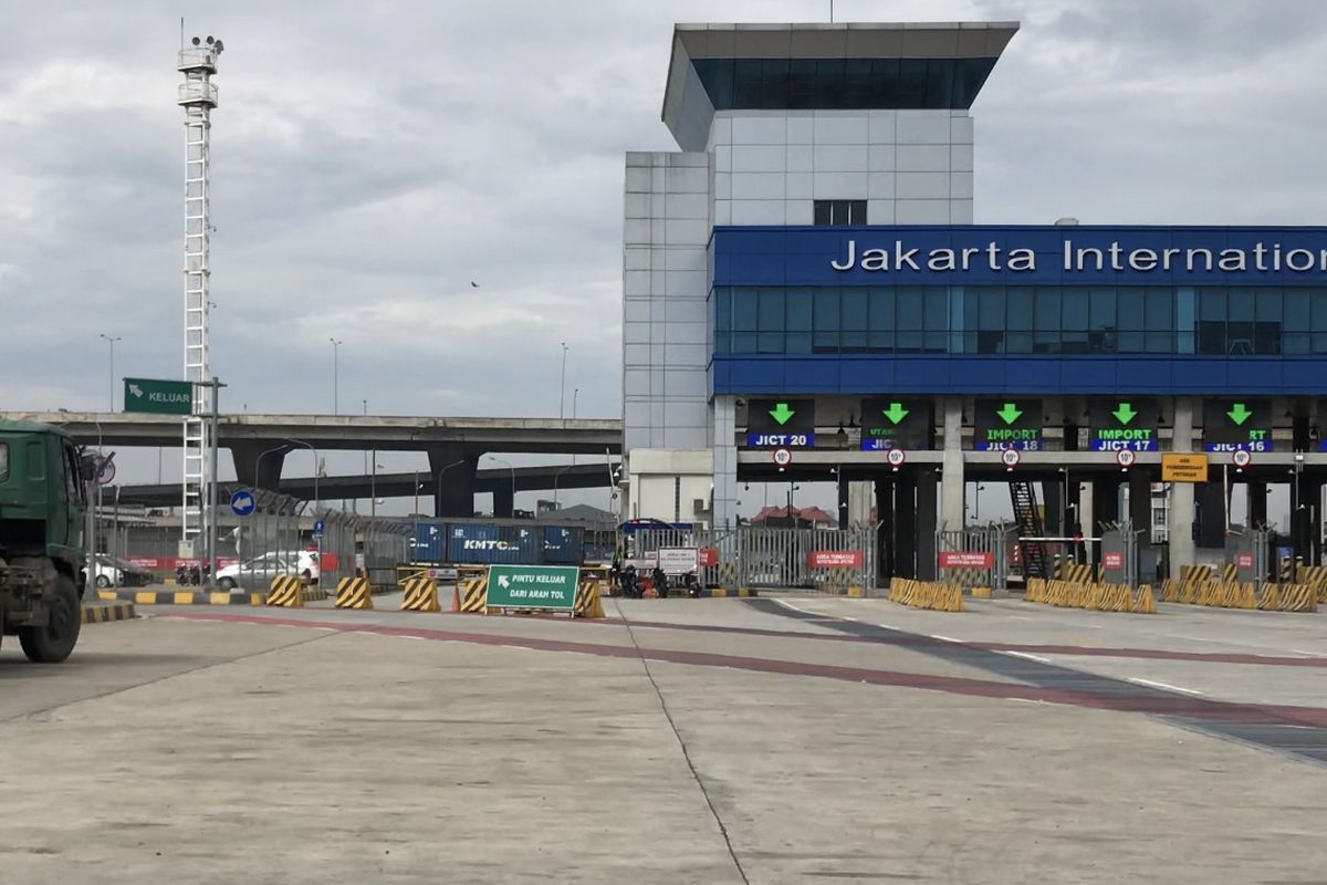 Pintu masuk Jakarta International Container Terminal di Pelabuhan Tanjung Priok, Jakarta Utara pada Selasa (15/6/2021) siang. 