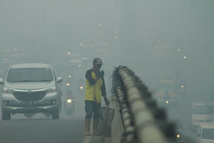 Kabut asap pekat menyelimuti kota Palembang akibat kebakaran hutan dan lahan yang terjadi di beberapa wilayah Sumatera Selatan, Senin (14/10/2019).