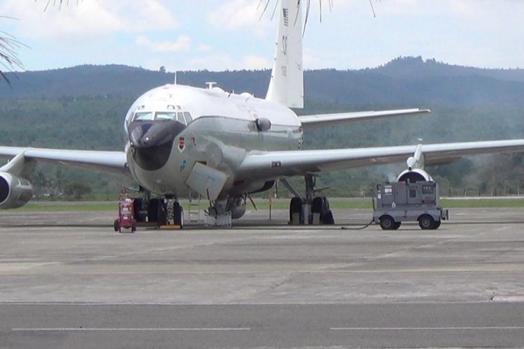 Pesawat militer Amerika Serikat berjenis boing 707 T-82 bisa terbang kembali setelah mengalami perbaikan selama dua pekan lebih di Aceh. Pesawat ini  terpaksa mendarat darurat di Bandara Sultan Iskandar Mudar, Aceh, karena mengalami gangguan kerusakan mesin.