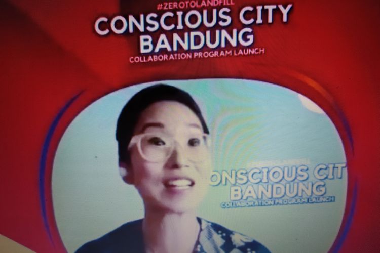 Tangkapan layar Senior Sales Director and Sustainable Leader P&G Indonesia Asrini Suhita pada Zoom Conscious City Bandung Super Indo, P&G Indonesia, dan Octopus pada Rabu (2/3/2022).
