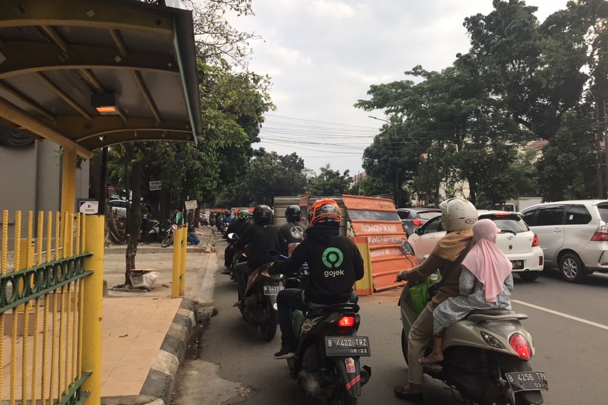 Pengendara melewati proyek pengerjaan box utilitas di Jalan Dr. Saharjo tepatnya mulai dari depan RS Brawijaya hingga Sate Khas Senayan, Tebet, Jakarta Selatan pada Kamis (3/12/2020) sore.