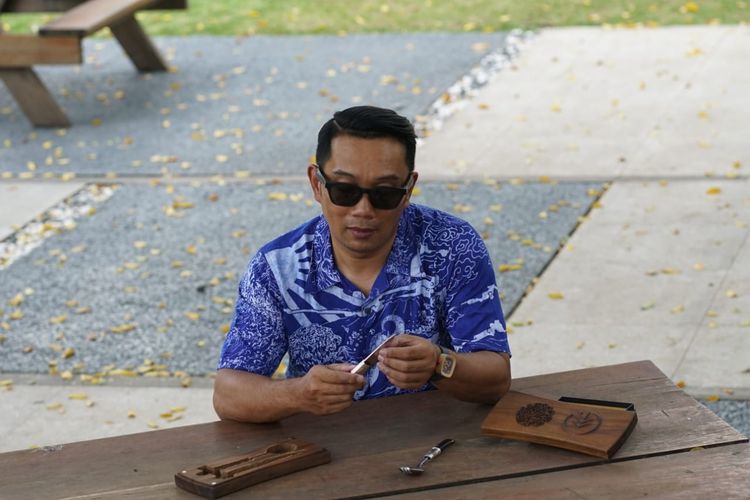 Gubernur Jawa Barat Ridwan Kamil tengah memegang produk Saltig. 