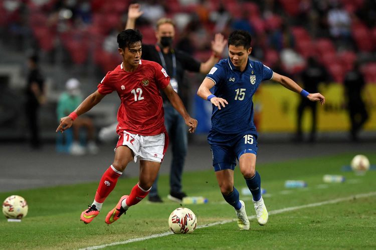 Pemain Indonesia Pratama Arhan Alif Rifai (kiri) beradu dengan pemain Thailand Narubadin Weerawatnodom pada pertandingan leg kedua final Piala AFF 2020 antara Indonesia vs Thailand di National Stadium, Singapura, Sabtu (1/1/2022) malam WIB. Thailand sukses keluar sebagai juara Piala AFF 2020 setelah pada laga final leg kedua melawan Indonesia berakhir imbang 2-2 dan menang dengan keunggulan agregat 6-2. Indonesia dan Thailand akan bertemu lebih dini di Piala AFF 2022. Kedua tim tergabung di Grup A. 