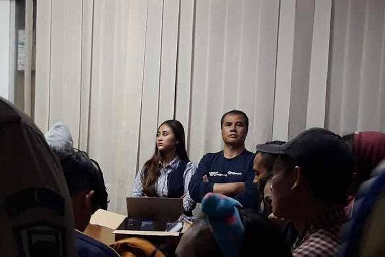 Aceng Fikri saat diboyong oleh Satpol PP Kota Bandung dari hotel yang ada di Jl Lengkong Kota Bandung bersama istrinya, Kamis (22/8/2019) malam.