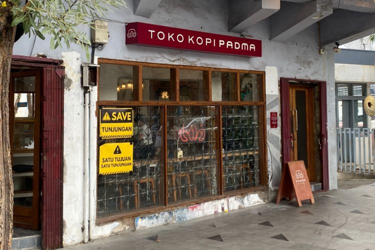 Salah satu toko di Jalan Tunjungan yang memasang stiker, Selasa (19/8/2025).