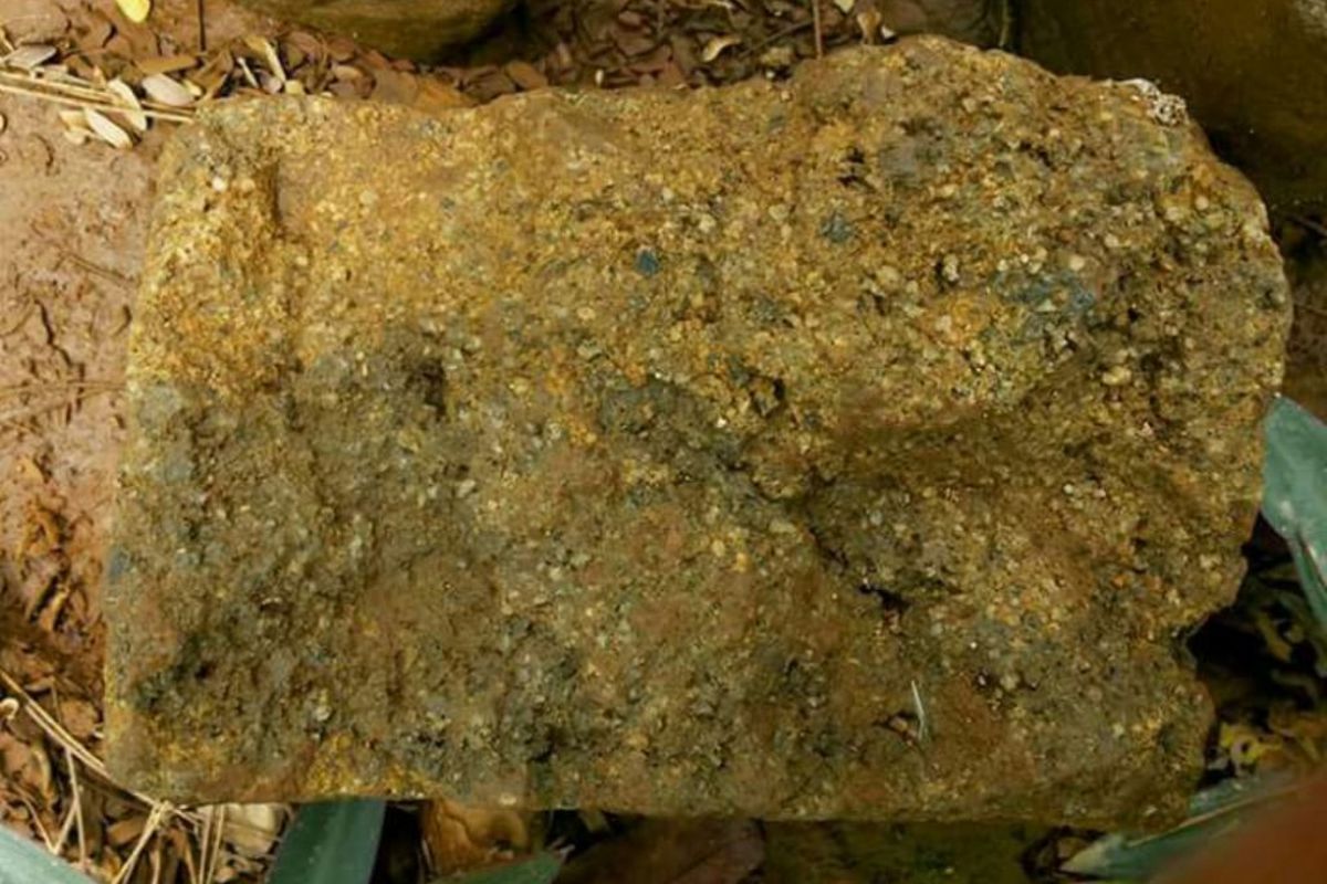 Batuan berpasir yang ditemukan tim peneliti di situs kuno Watu Gong, Selomerto, Kabupaten Wonosobo, Jawa Tengah, Kamis (16/11/2017)