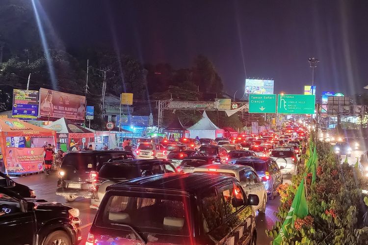 Kondisi kemacetan yang terjadi di pintu masuk Puncak atau tepatnya di Simpang Gadog, Ciawi, Kabupaten Bogor, Jawa Barat, Minggu (24/12/2023) pukul 09.30 WIB