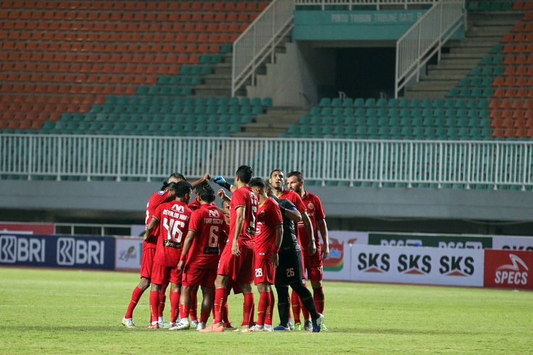 Pemain Persija Jakarta saat melawan PS Sleman pada pekan 1 Liga 1 2021-2022 yang berakhir dengan skor 1-1 di Stadion Pakansari Bogor, Minggu (5/9/2021) malam.