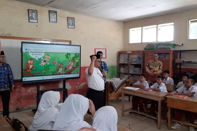 Saat Mendiksamen memberikan sesi mengajar di SDN 02 dan 03 Leuwibatu, Kecamatan Rumpin, Kabupaten Bogor, Jawa Barat, Jumat (2/5/2025). Kondisi dua sekolah yang berdampingan ini sangat memprihatikan, atap plafon berlubang, dinding dan keramik retak.
