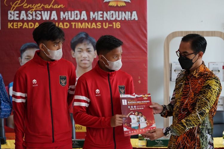 Acara penyerahan Beasiswa Muda Mendunia kepada Achmad Zidan Arrosyid dan Fadel Ahmad Arrafi, pemain Timnas U-16 yang menjuarai Piala AFF beberapa waktu lalu.