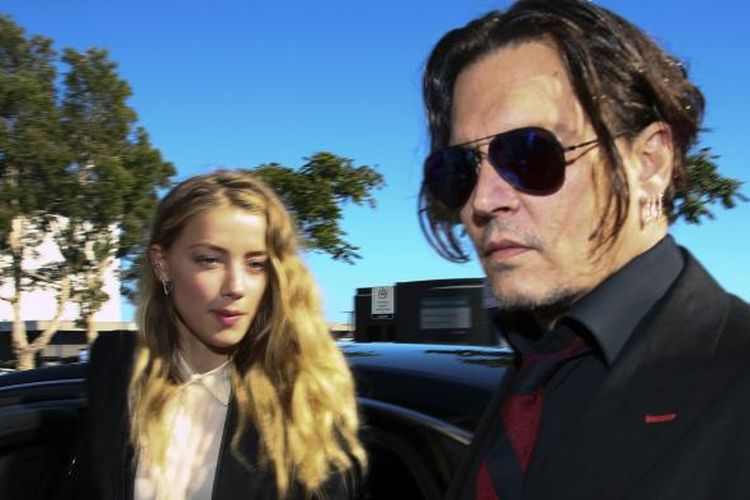 Aktor Johnny Depp dan istrinya, aktris Amber Heard, tiba di pengadilan Southport, Gold Coast, Australia, Senin (18/4/2016).