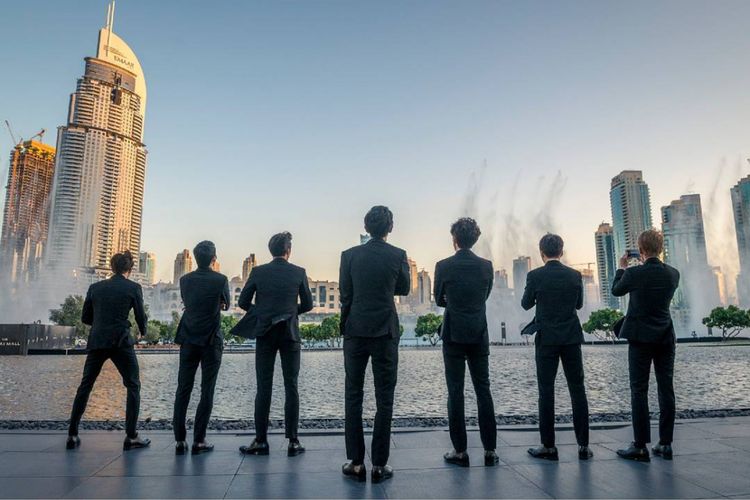 Tujuh member EXO menyaksikan atraksi air mancur di Dubai Fountain yang menampilkan lagu Power pada Januari 2018.