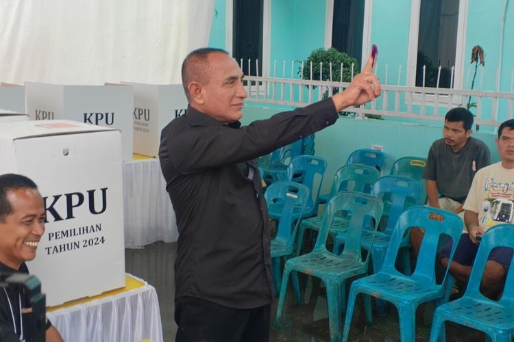 Calon Gubernur Sumut nomor urut 2 Edy Rahmayadi saat memilih di TPS 044 di Kecamatan Medan Johor, Kota Medan, Rabu (27/11/2024)