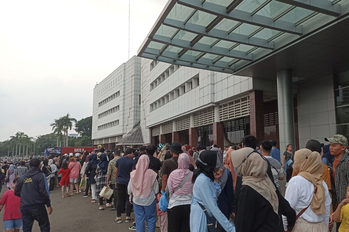 Antrean pengunjung di Pintu 9 atau Gate 9 Pekan Raya Jakarta (PRJ) 2023 atau Jakarta Fair 2023 di JIExpo Kemayoran, Jakarta Pusat, pada Minggu (25/6/2023) sore.