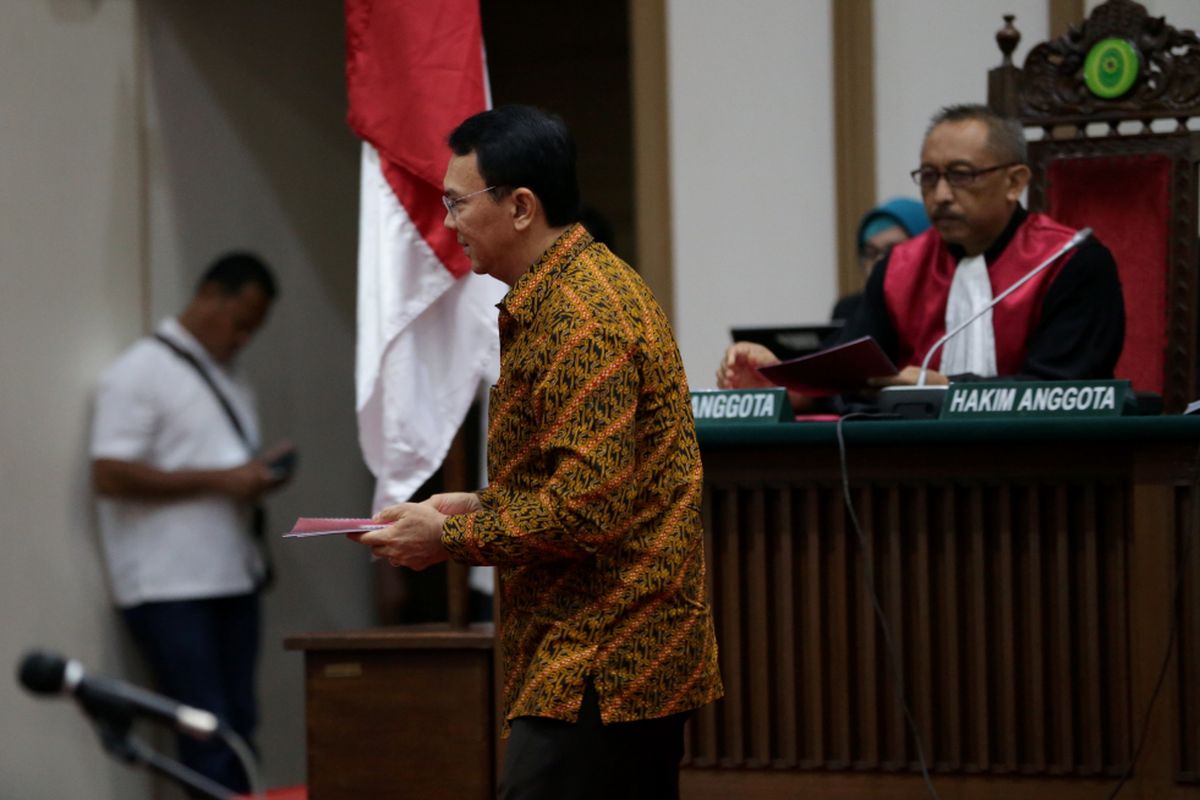 Terdakwa kasus dugaan penodaan agama, Basuki Tjahaja Purnama atau Ahok mengikuti sidang di Pengadilan Negeri Jakarta Utara di Auditorium Kementerian Pertanian, Jakarta Selatan, Selasa (25/4/2017). Sidang kali ini dengan  Basuki Tjahaja Purnama membacakan pledoi atau pembelaannya. POOL/KOMPAS IMAGES/KRISTIANTO PURNOMO