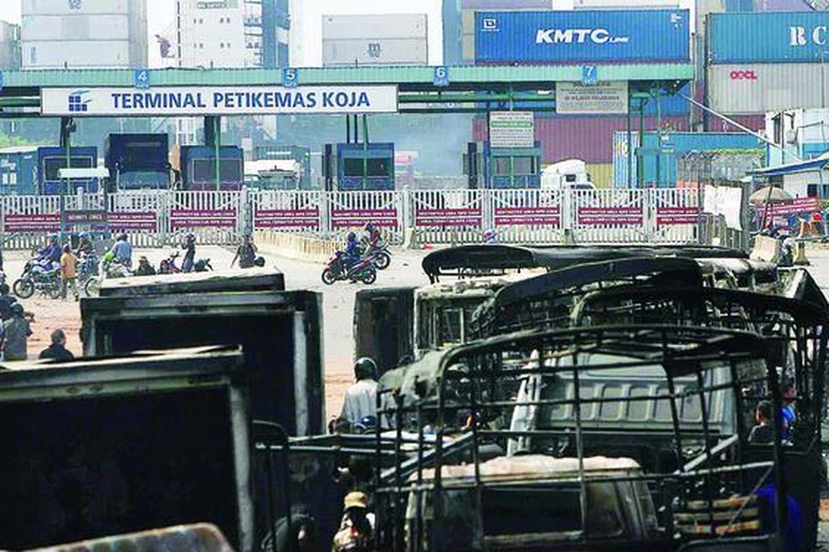 Kerangka mobil milik Satpol PP dan polisi yang dibakar massa dalam kerusuhan Koja masih memenuhi badan jalan menuju Terminal Peti Kemas Koja, Jakarta Utara, Kamis (15/4). Kondisi itu membuat gerbang di terminal tersebut masih ditutup dan lalu lintas pergerakan ekspor impor dilayani melalui gerbang Jakarta International Container Terminal.