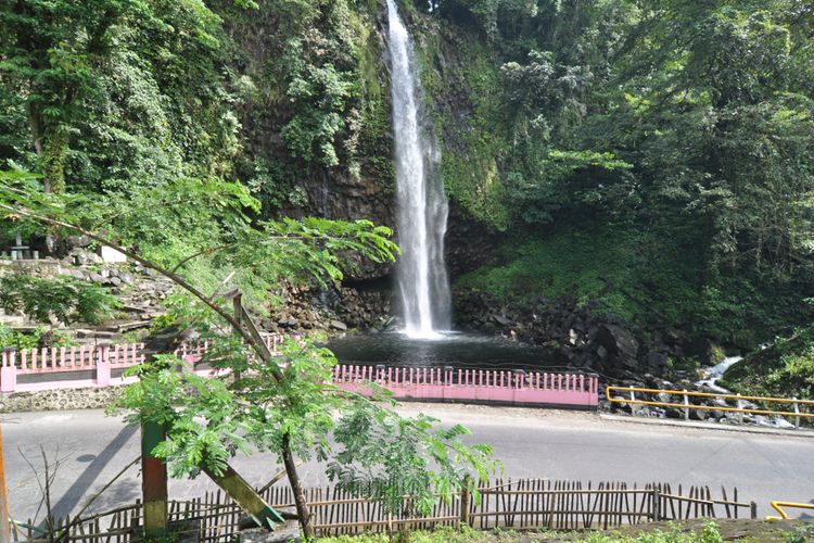 Air Terjun Lembah Anai, salah satu tempat wisata alam di Bukittinggi dan sekitarnya.