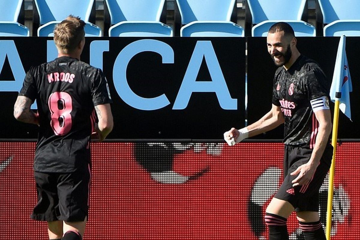 Bomber Real Madrid, Karim Benzema (kanan), berselebrasi setelah mencetak gol dalam pertandingan La Liga melawan Celta Vigo di Stadion  Balaidos, Sabtu (20/3/2021).