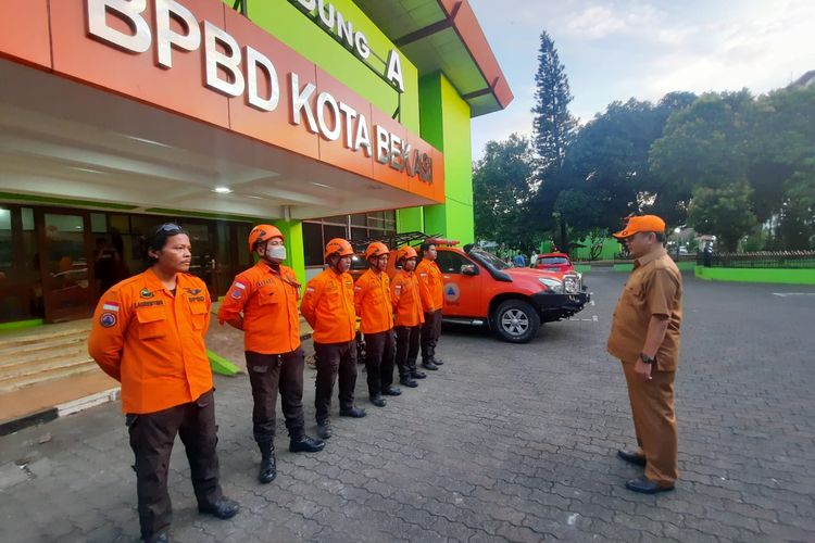 8 personel BPBD yang diterjunkan ke wilayah Cianjur untuk membantu para korban terdampak akibat gempa bumi yang mengguncang Cianjur pada Senin (22/11/2022).