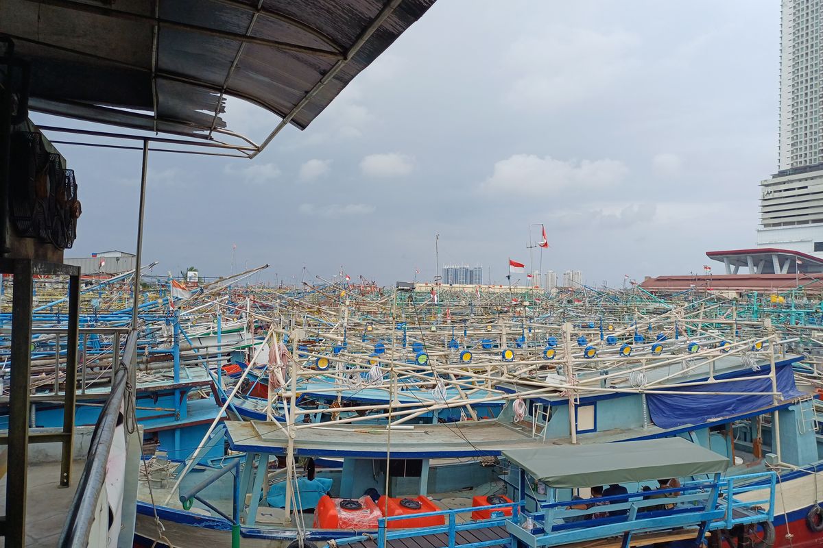 Dermaga Kali Asin Muara Angke Penuh, Proses Bongkar Muat Kapal Jadi  Berhari-hari