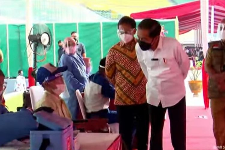 Presiden Joko Widodo meninjau pelaksanaan vaksinasi massal Covid-19 yang diadakan di Stadion Patriot Candrabagha, Kota Bekasi, Senin (14/6/2021). 