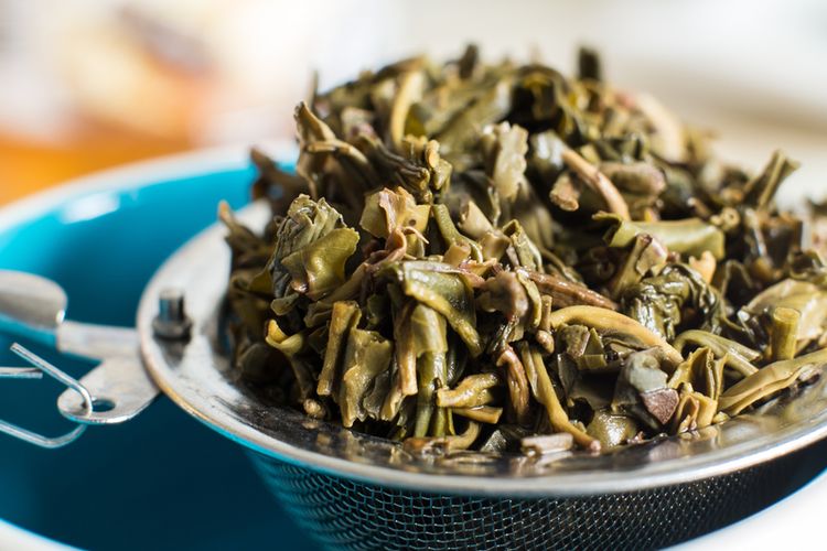Ilustrasi daun teh bekas, daun teh yang sudah diseduh. Daun teh yang sudah diseduh dapat dimanfaatkan sebagai penyubur tanah dan tanaman. 