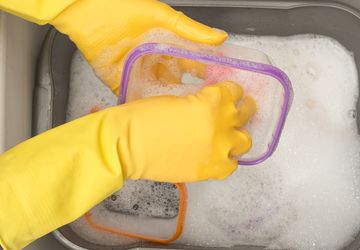 5 Cara Menghilangkan Noda Kunyit di Wadah Plastik