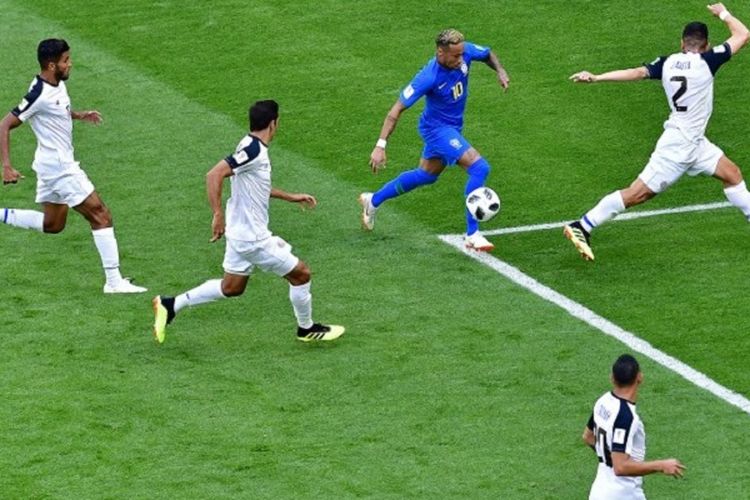 Penyerang Brasil, Neymar, mencoba melewati penjagaan para pemain bertahan Kosta Rika pada pertandingan Grup E Piala Dunia 2018 di St. Petersburg, 22 Juni 2018. 