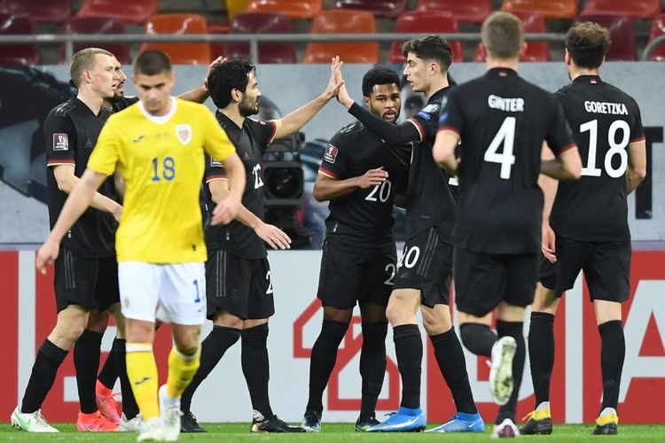 Para pemain timnas Jerman merayakan gol Serge Gnabry ke gawang Rumania pada laga matchday kedua Grup J Kualifikasi Piala Dunia 2022 Zona Eropa di Stadion Arena Nationala, 28 Maret 2021. 