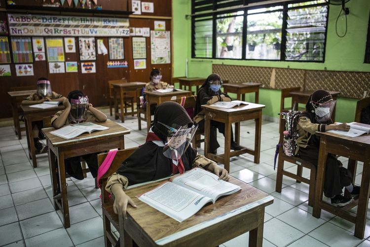 Sejumlah murid mengikuti uji coba pembelajaran tatap muka di SD Negeri Kenari 08 Pagi, Jakarta, Rabu (7/4/2021). Pemprov DKI Jakarta melakukan uji coba pembelajaran tatap muka terbatas di 85 sekolah dari jenjang SD hingga SMA mulai 7 April hingga 29 April 2021 dengan kapasitas dalam ruangan maksimum 50 persen dan penerapan protokol kesehatan yang ketat. ANTARA FOTO/Aprillio Akbar/hp.