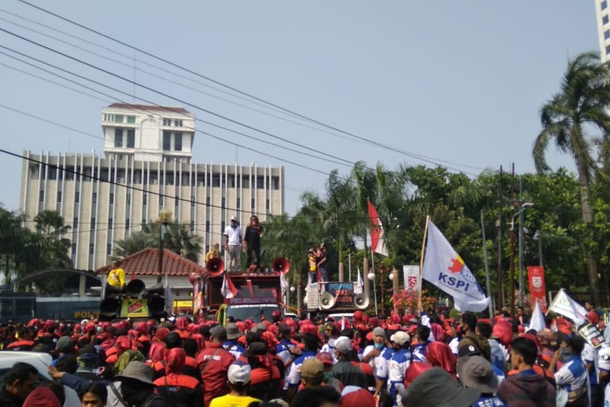 Aksi unjuk rasa para buruh yang tergabung dalam serikat pekerja di depan Kantor Kementerian Koordinator Bidang Perekonomian, Jakarta, Rabu (29/7/2020).