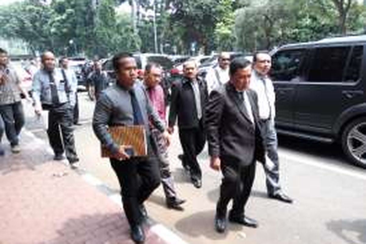 Sejumlah warga Kebon Jeruk, Jakarta Barat bersama tim kuasa hukum mendatangi Gedung Direktorat Reserse Kriminal Umum Polda Metro Jaya pada Senin (22/2/2016). Dalam kedatangan tersebut mereka meminta kepolisian untuk menindak lanjuti laporan tuduhan penggelapan surat tanah milik warga Kebon Jeruk.