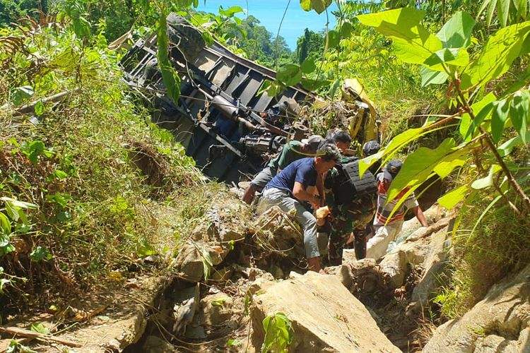 Upaya evakuasi dilakukan satgas TNI saat kecelakaan di perbatasan Kabupaten Sorong dan Kabupaten Tambrauw Papua Barat Daya