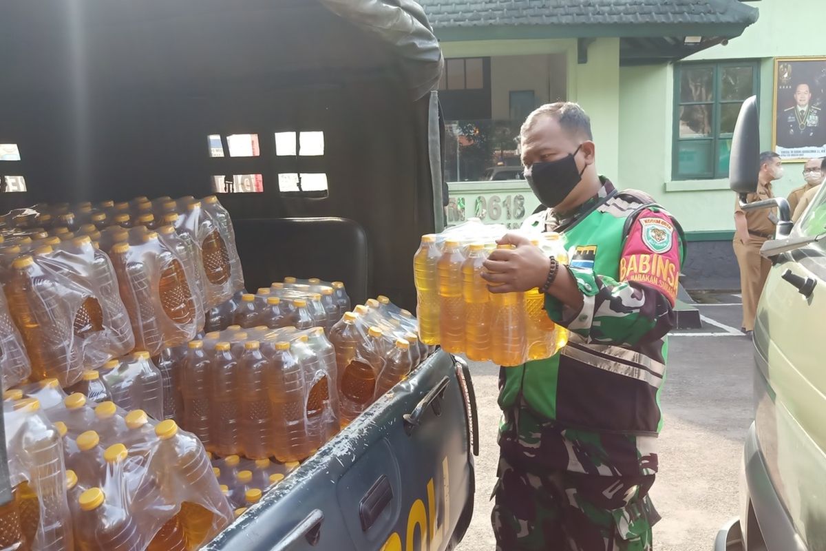 Pemerintah Kota Bandung bekerjasama dengan TNI mendistribusikan 25.000 liter minyak goreng curah kemasan ke seluruh kecamatan di Kota Bandung, Selasa (19/7/2022).