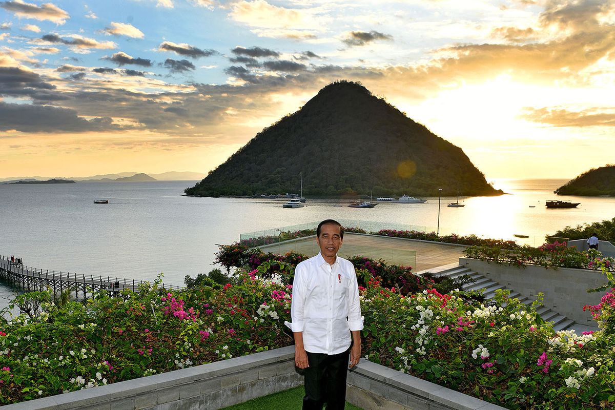 Presiden Joko Widodo berpose dengan latar belakang pemandangan matahari terbenam di Labuan Bajo, Flores, NTT, Rabu (10/7/2019).