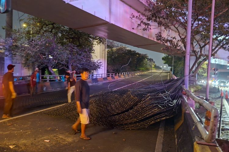 Evakuasi Besi di Flyover Tomang Hampir Selesai, Lalin Jalan Letjen S Parman Masih Padat