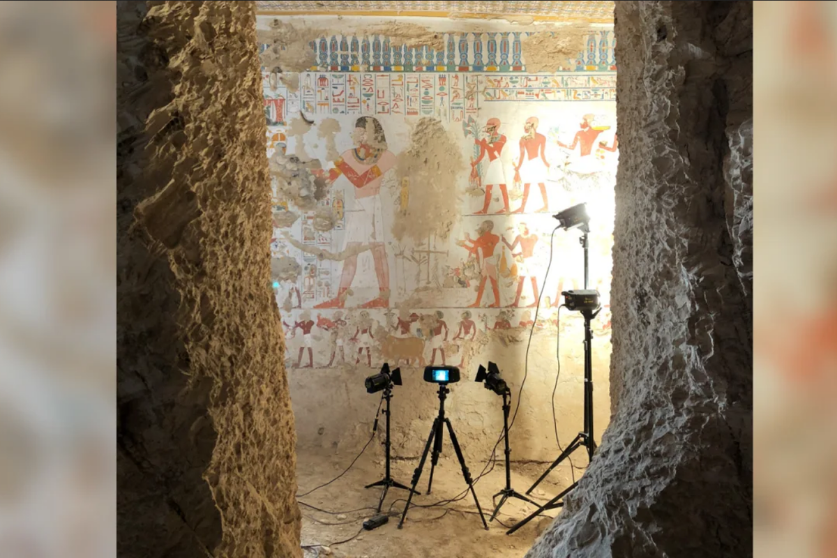 Penggunaan teknologi untuk di makam Mesir. Arkeolog gunakan teknologi pencitraan kimia portabel untuk mengungkapkan detail lukisan Mesir kuno. 