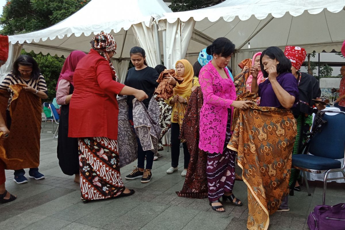 Komunitas Kebaya, Kopi dan Buku saat mengajarkan pemakaian kebaya dan kain batik kepada para penyandng disabilitas dan masyarakat yang hadir pada acara Perempuan Disabilitas Mengubah Dunia di Taman Ismail Marzuki, Jakarta, Kamis (8/3/2018).