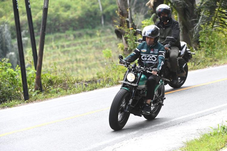 Foto: Presiden Joko Widodo mengendarai motor sejauh 11 KM dari Sibisa Kabupaten Toba menuju Pantai Bebas Danau Toba Parapat, Rabu (22/2/2022). Dok: Biro Pers, Media, dan Informasi Sekretariat Presiden