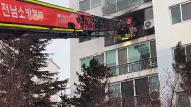 Aksi Nekat Ibu Selamatkan 3 Anak dari Apartemen Terbakar, Panjat dari Lantai 6 ke Lantai 5