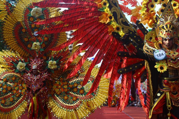 Peserta Malang Flower Carnival (MFC) saat tampil dengan gaya kostumnya di Jalan Ijen, Kota Malang, Minggu (16/9/2018)