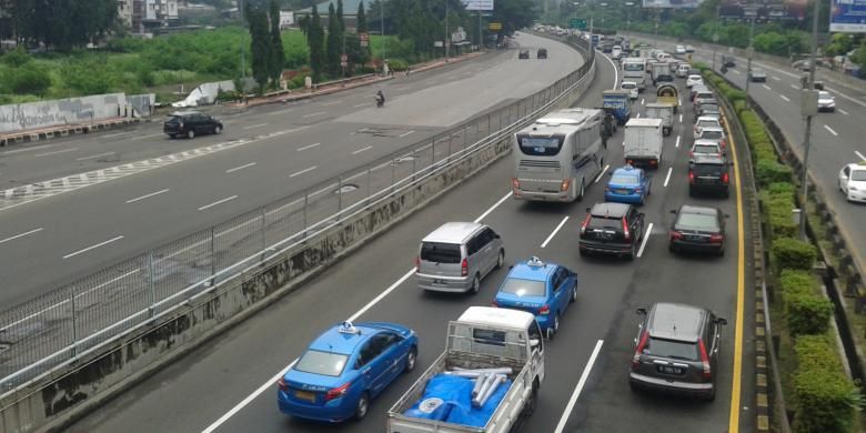 Ilustrasi jalan tol dalam kota Jakarta.