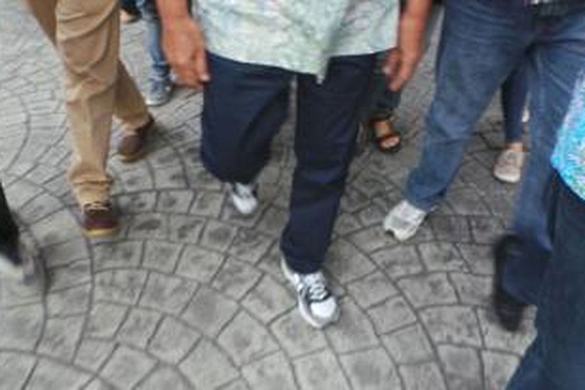 Menteri BUMN Dahlan Iskan tampil eksentrik saat bertemu Gubernur DKI Joko Widodo di Balaikota, Rabu (2/10/2013). Ia mengenakan celana biru dan sepatu jenis casual, berbeda dengan Jokowi yang berpenampilan formal.