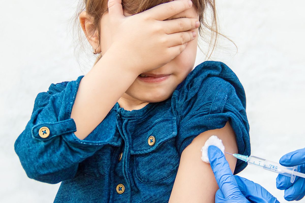 Ilustrasi uji klinis vaksin corona pada anak. Dokter pediatrik menilai uji vaksin Covid-19 pada anak juga perlu segera dimulai.
