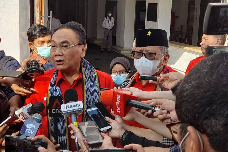 Ketua DPP PDIP Bidang Pemenangan Pemilu Bambang Wuryanto dan Sekretaris Jenderal PDI-P Hasto Kristiyanto di Kantor KPU, Jakarta, Senin (1/8/2022).