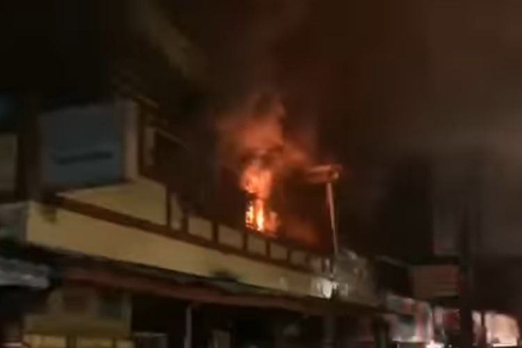 Rumah dua lantai di Jalan Bumi Mas, Banjarmasin, Kalsel, terbakar pada, Kamis (22/6/2023) malam. 