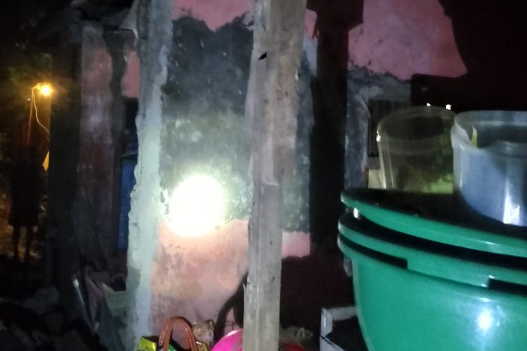 Satu unit rumah di Kampung Citatah, RT 04 RW 10, Desa Citatah, Kecamatan Cipatat, Kabupaten Bandung Barat (KBB), Jawa Barat, rusak terdampak gempa M 6,5 yang berpusat di Kabupaten Garut, Jawa Barat, Sabtu (27/4/2024).