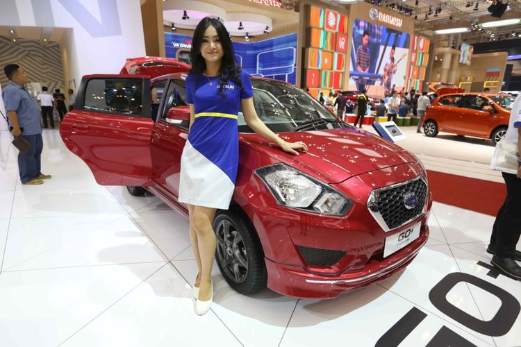 Datsun Go  dipamerkan saat acara Gaikindo Indonesia International Auto Show (GIIAS) 2017 di Indonesia Convention Exhibition (ICE), BSD City, Tangerang, Banten, Sabtu (19/8/2017). Menjelang penutupan GIIAS stan Datsun memberikan potongan harga hingga empat belas juta rupiah.