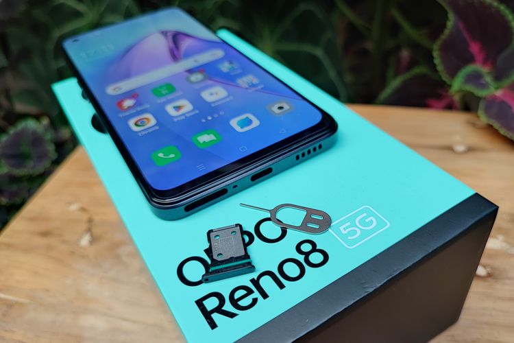 Laci SIM Oppo Reno 8 5G hanya mendukung dual SIM berjenis nano. Tak ada slot microSD untuk memperluas penyimpanan internal. 