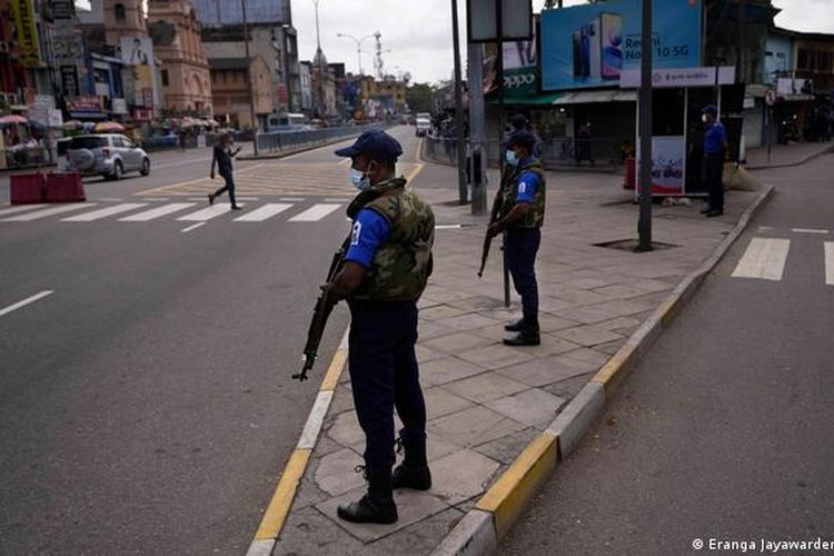 Aparat keamanan Sri Lanka jelang larangan keluar malam, Senin (12/5/2022).